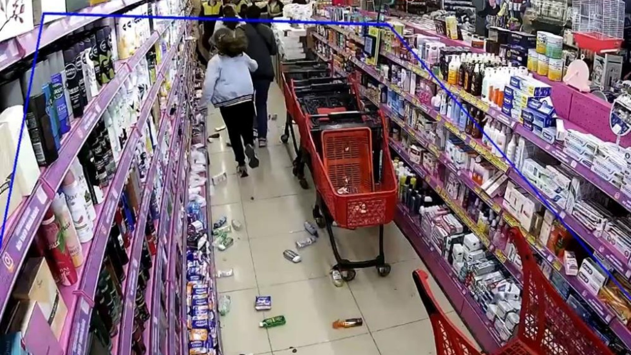 İstanbul’da 6.2’lik deprem böyle görüntülendi: Züccaciye dükkanında panik anları kamerada!