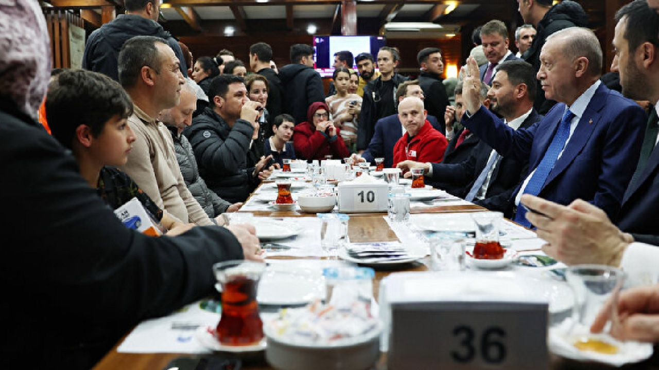 Cumhurbaşkanı Erdoğan’dan geceyi dışarda geçiren vatandaşlara destek ziyareti