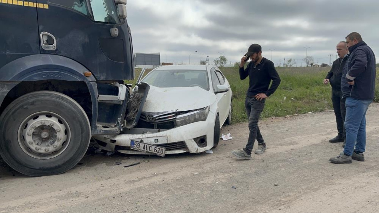 Tekirdağ Çorlu’da mıcırlı yolda kaza: Otomobil kamyona çarptı, sürücü yaralı