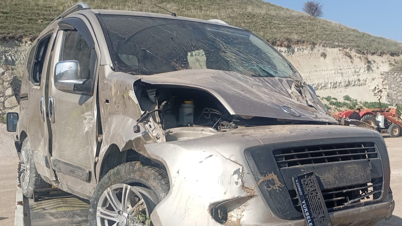 Ankara’da korkutan kaza! Otomobil devrildi, 2 kişi yaralandı
