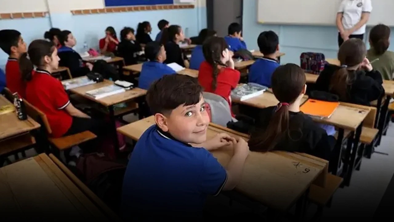 Deprem çevre illeri de etkiledi! Kocaeli'de eğitime 1 gün ara...