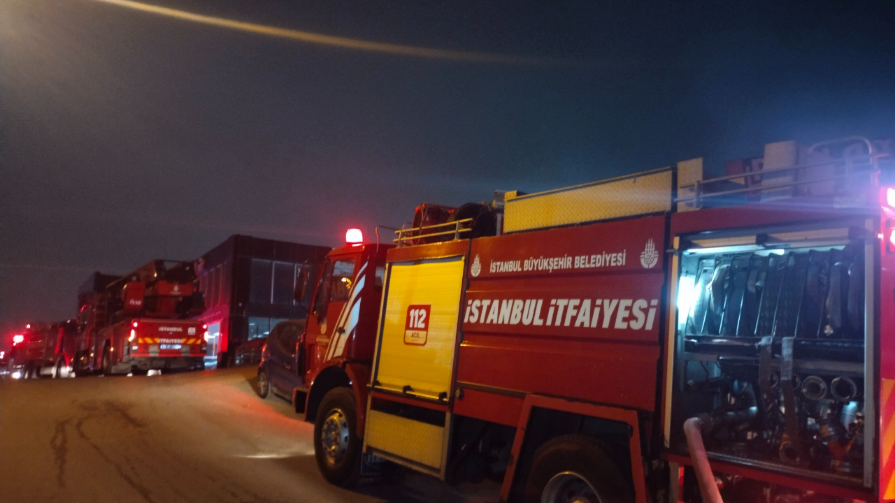 Sancaktepe’de oto galericiler sitesinde korkutan yangın! Gece yarısı alevler yükseldi