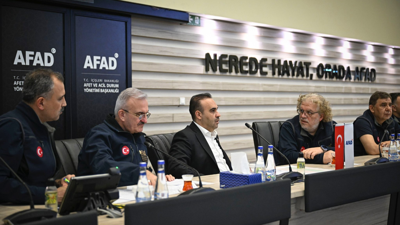 Bakan Kacır’dan AFAD ziyareti! Depremle ilgili gelişmeler yakından izleniyor