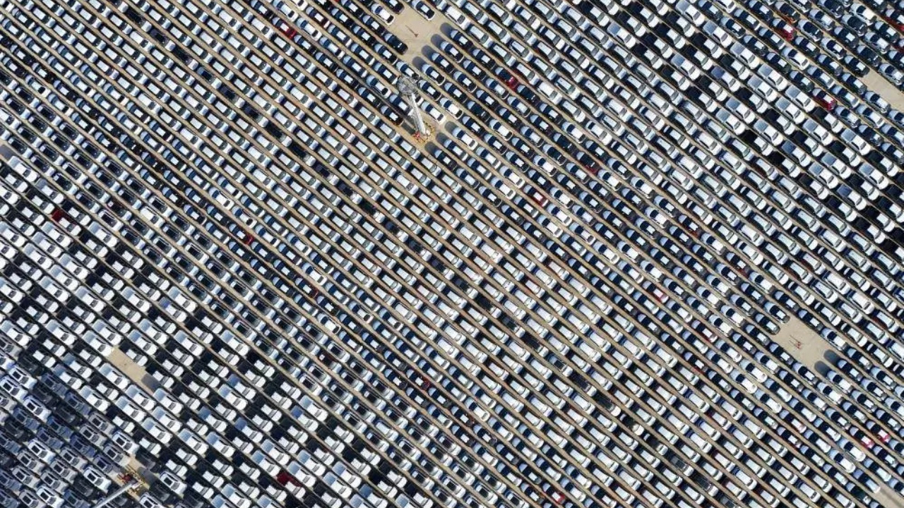 Çin’den Türkiye’ye dev elektrikli araç teslimatı! 7 bin araç Kocaeli’de havadan görüntülendi