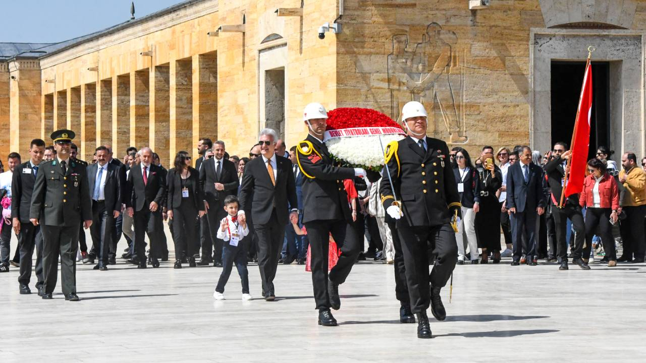 "Küçük Hanımlar ve Küçük Beyler" Tamer Karadağlı'yla birlikte Anıtkabir'i ziyaret etti