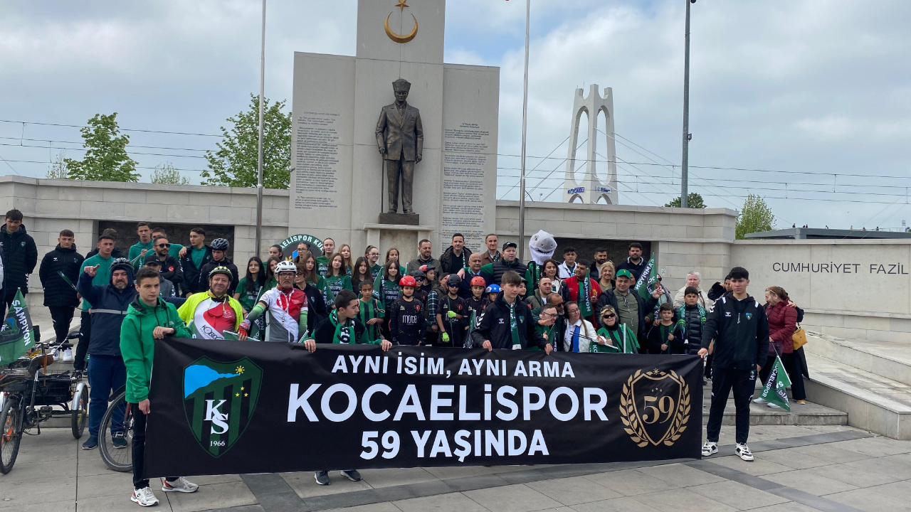 Şampiyon Kocaelispor 59 yaşında: Taraftarlar ve başkan bando eşliğinde İzmit Kent Meydanı'na yürüdü