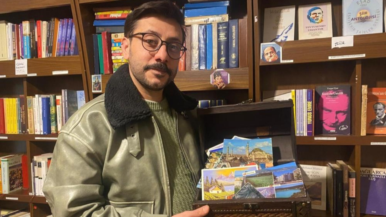 Eskişehirli sahafın nostalji aşkı: Yeni nesil kartpostallara hayran