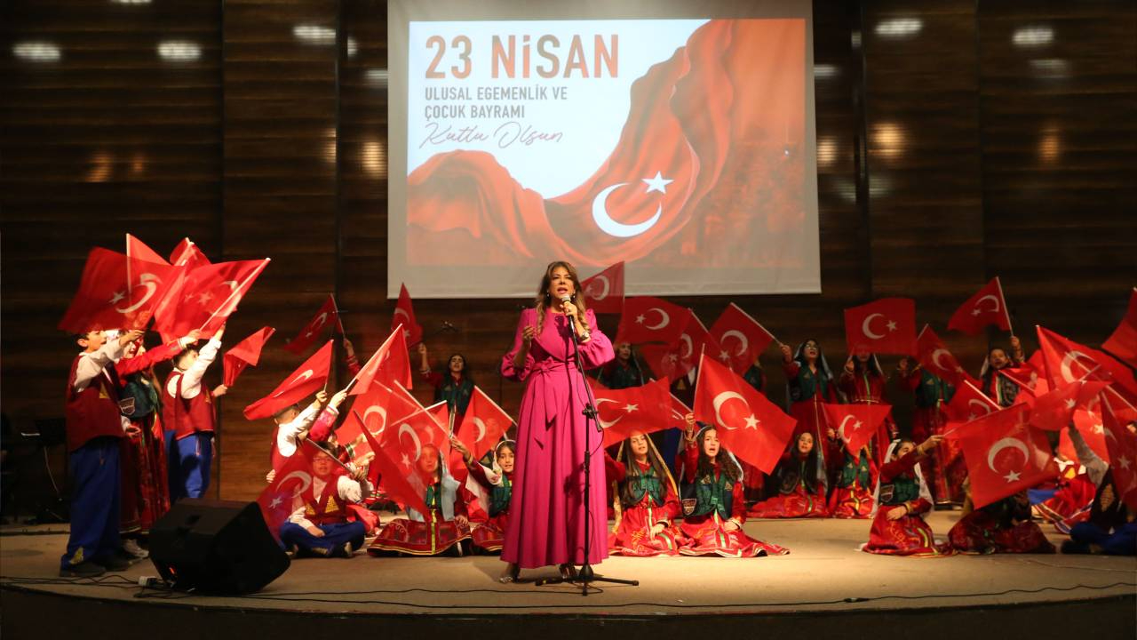 Van'da ortaokul öğrencileri Arzu Zorer Üzan'ın hazırladığı "Kurtuluştan Kuruluşa" oratoryosunu seslendirdi
