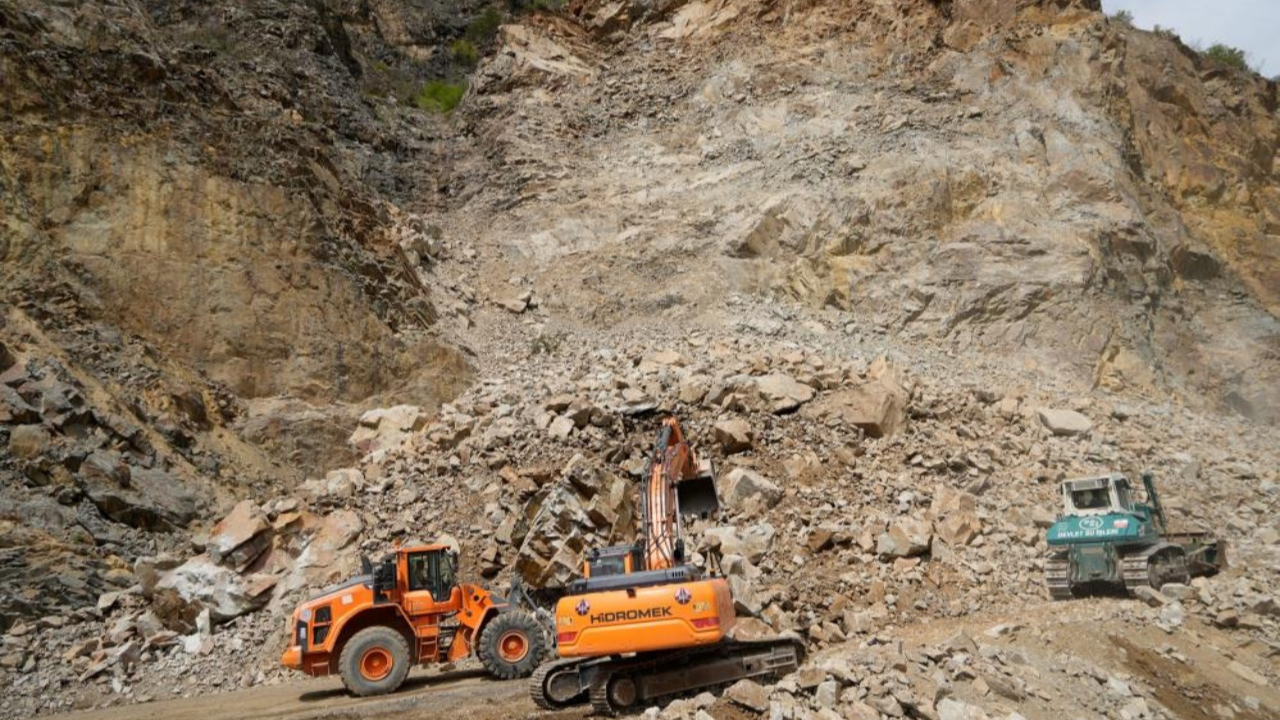 Gümüşhane-Giresun karayolunda heyelan krizi: Temizlik çalışmaları sürüyor, vatandaşın ihbarı faciayı önledi