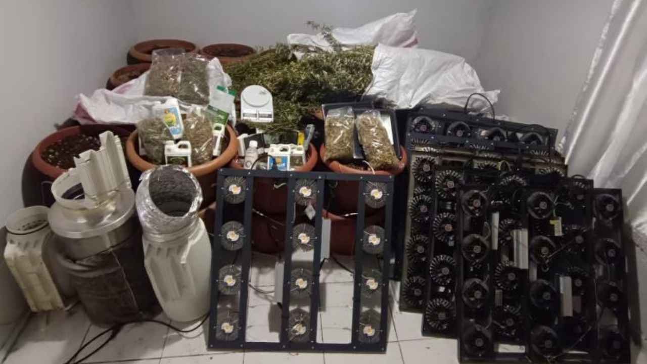 İzmir Bayraklı’da zehir imalathanesine baskın: 4,5 kg uyuşturucu ve ruhsatsız tabanca ele geçirildi