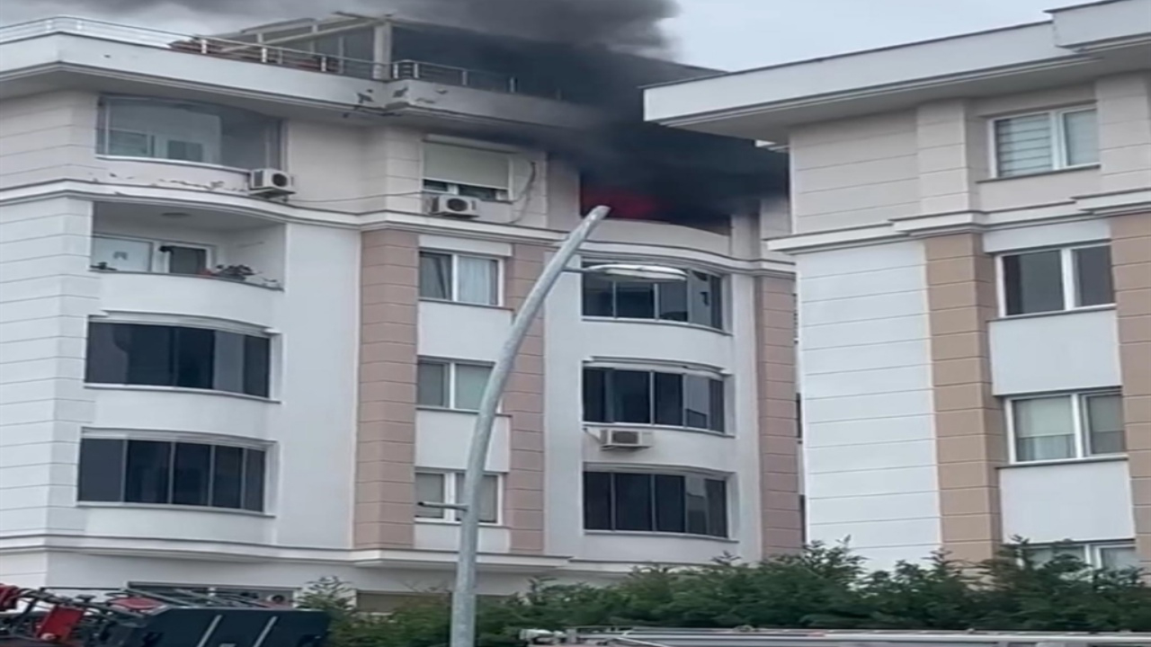 Büyükçekmece’de yangın paniği: Engelli kız annesiyle birlikte yaşadığı evi ateşe verdi