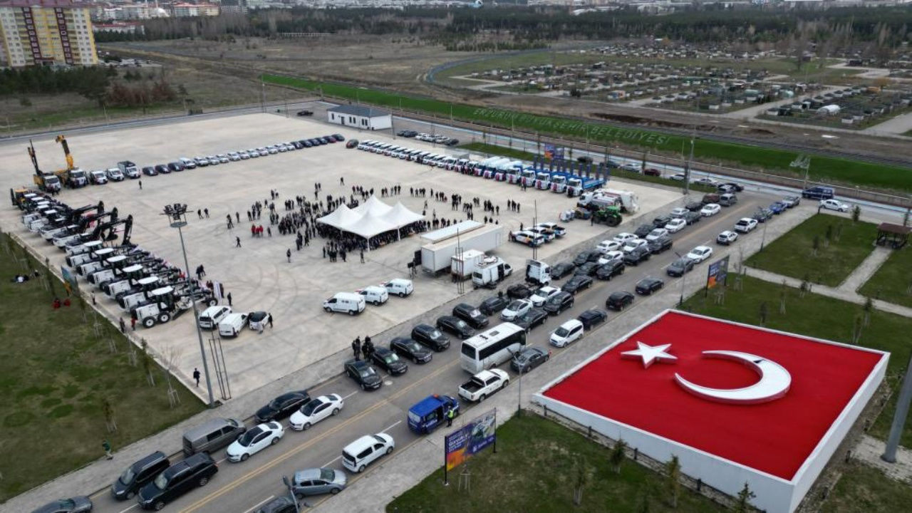 Erzurum Büyükşehir Belediyesi’nden 300 milyon TL’lik dev yatırım: 18. araç filosu hizmete açıldı