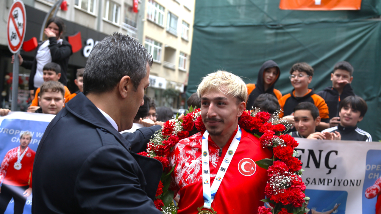 Avrupa şampiyonu milli halterci Yusuf Fehmi Genç, Ordu'da mehter takımıyla karşılandı