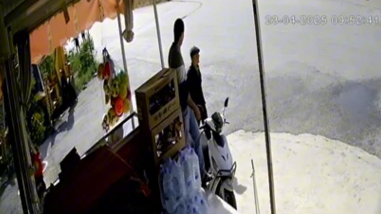 Antalya’da gülümseten kaza: Marketçi yaşlı adama seslenirken düştü, ilk yardım ondan geldi!