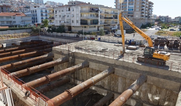 İzmir'de yol çöktü 7 apartman boşaltıldı!