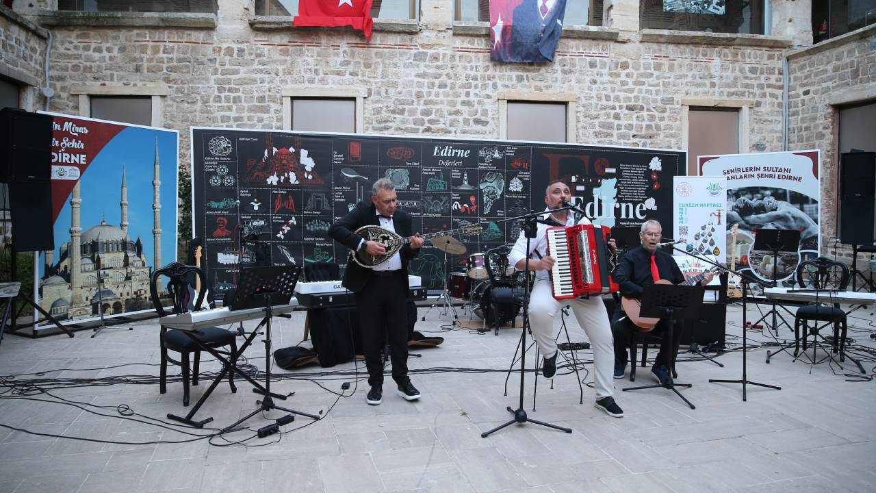 Edirne'de Turizm Haftası; Dr. Evrim Kaşıkçı akordiyon, Yunan müzisyen Nikos Grammatidis de buzuki ile sahne aldı
