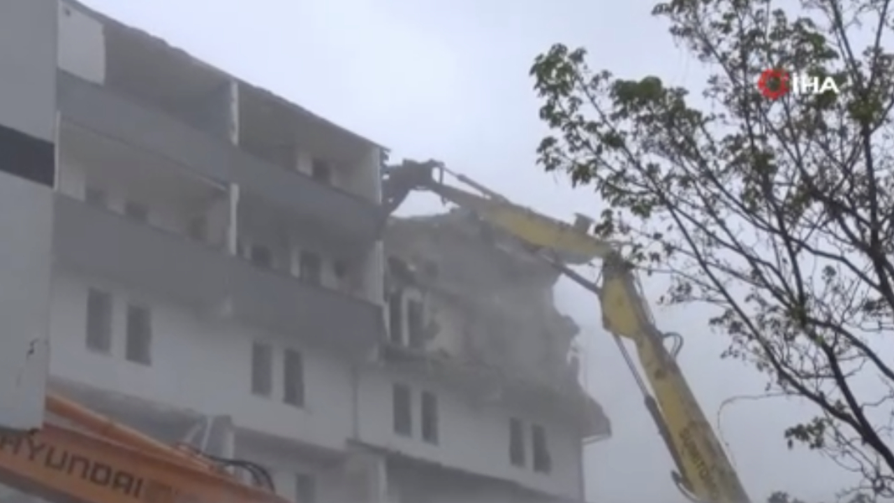 Deprem sonrası kentsel dönüşüm hız kazandı! Büyükçekmece’de 33 yıllık bina yıkıldı...