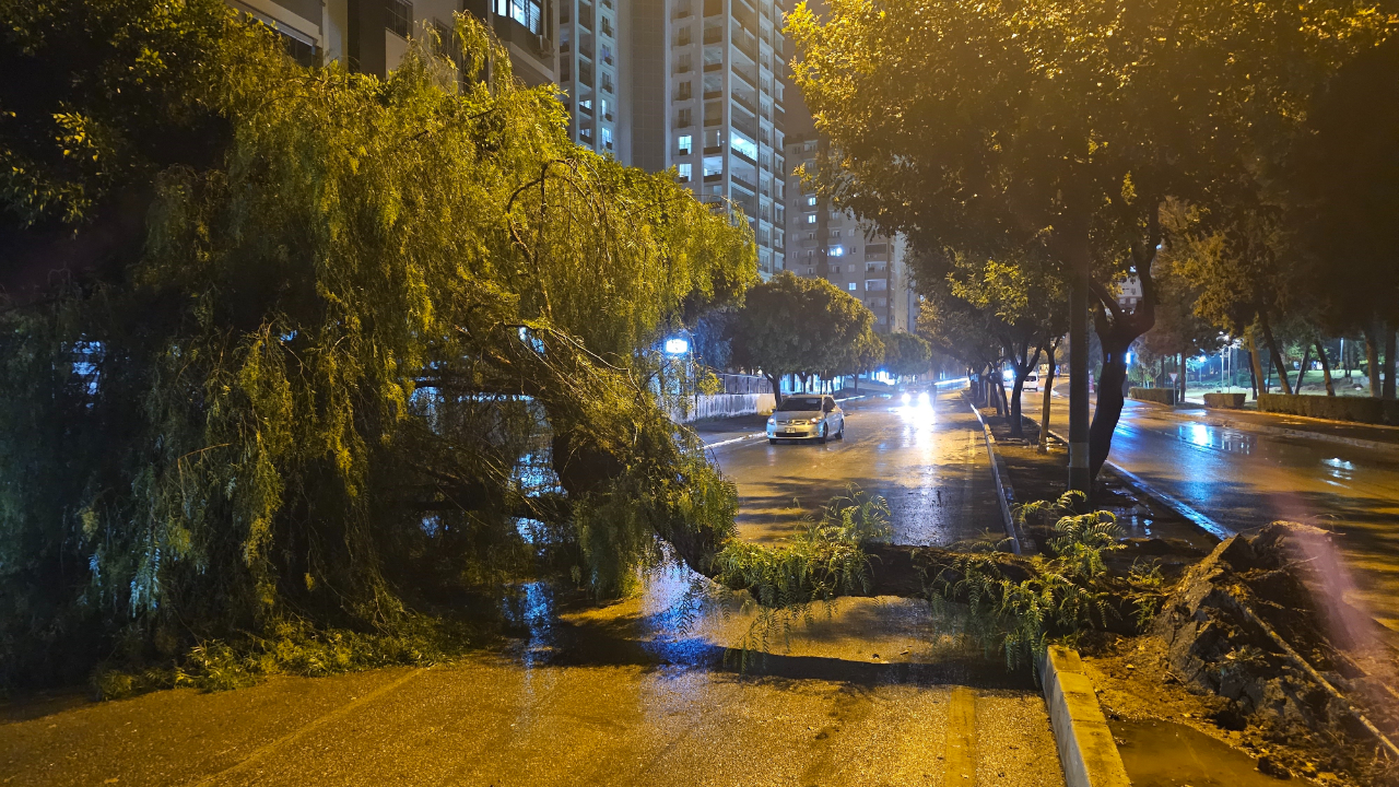 Adana’da sağanak felaketi! Yollar göle döndü