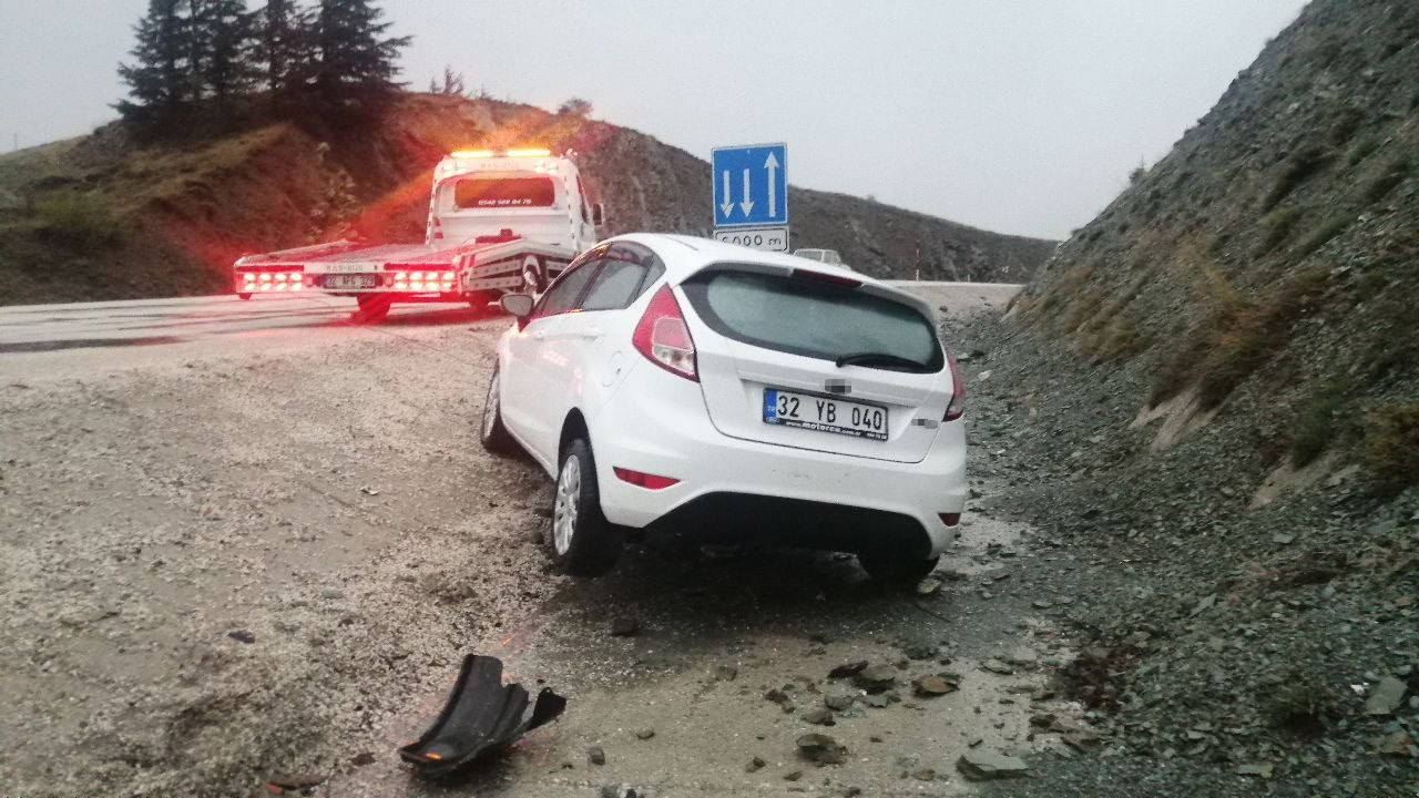 Isparta’da korkutan kaza! Otomobil tabelaya çarptı, 2 yaralı