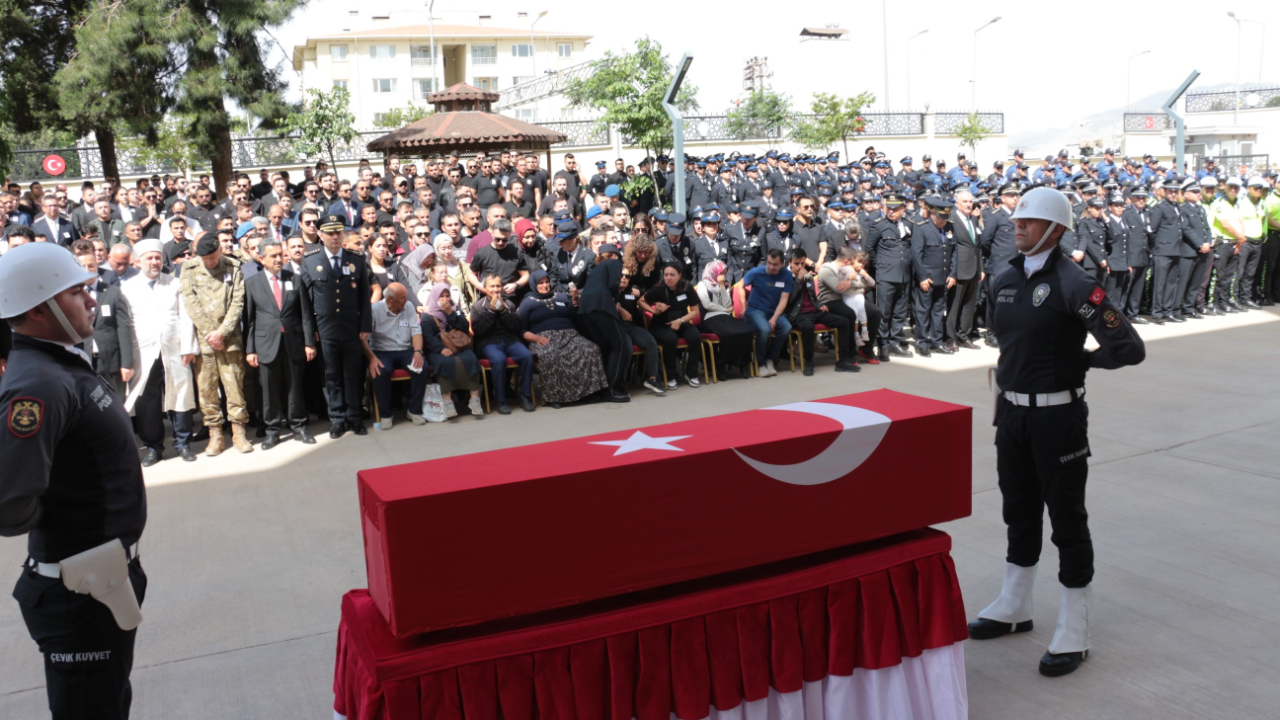 Cizre’de şehit olan polis memuru Zeki Bacak memleketinde son yolculuğuna uğurlandı