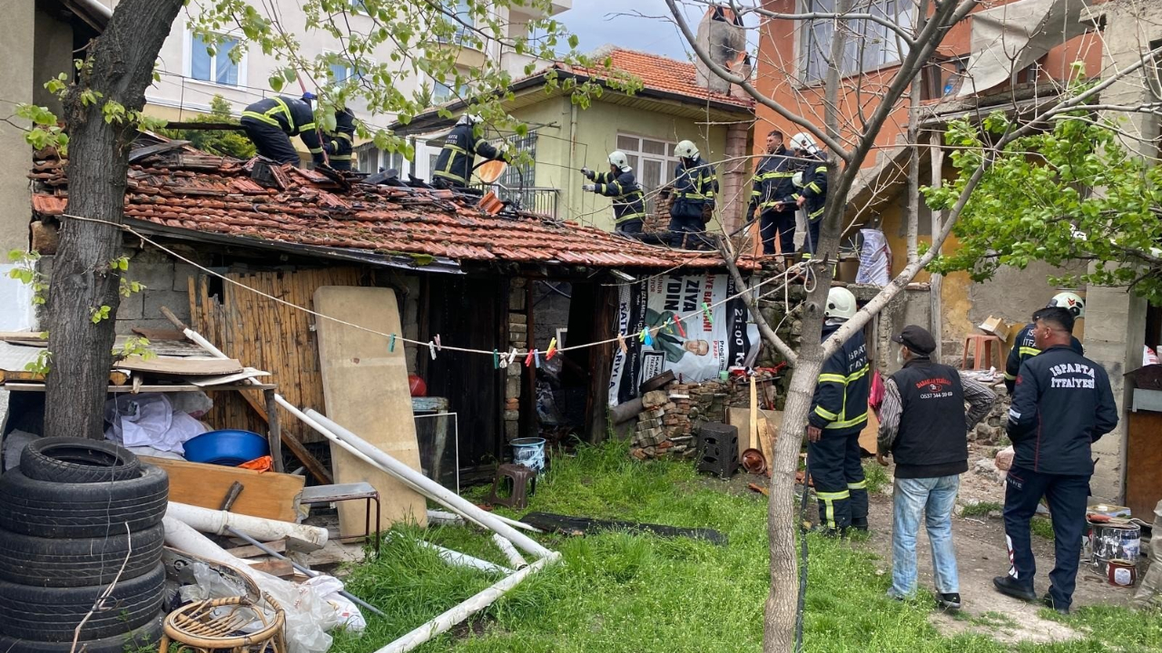 Isparta’da kıvılcım paniği! Kaynak makinesi odunluğu alevlere teslim etti