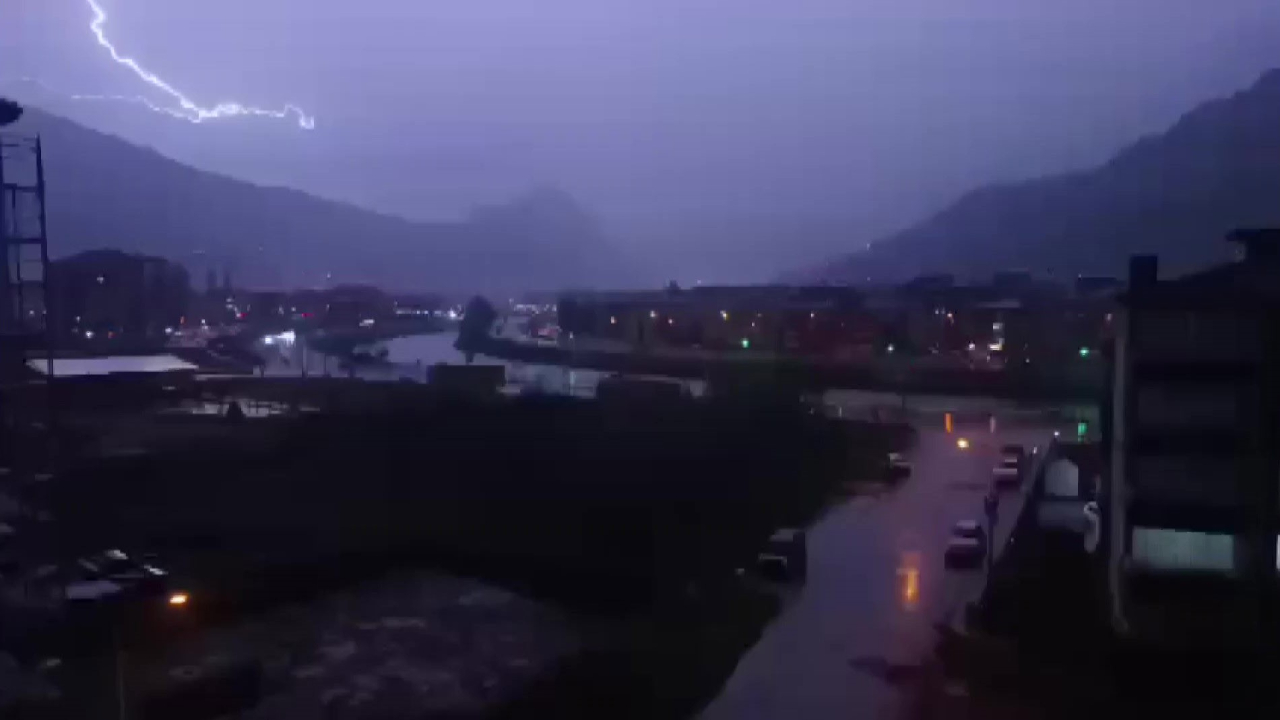 Amasya’da yıldırım faciası! Eve isabet eden yıldırım 1 kişiyi yaraladı