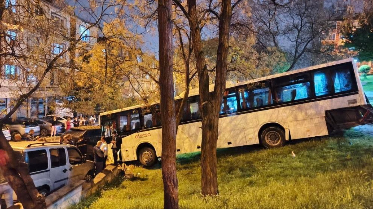 Ankara’da freni boşalan otobüs parka daldı