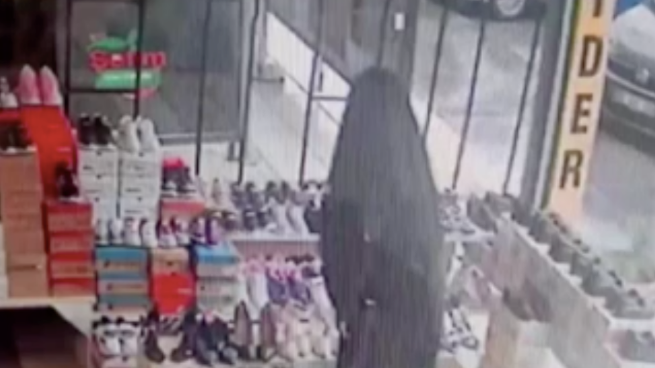 Ankara’da hırsızlık girişimi kamerada! Ayakkabı çalmaya çalışan kadınlar yakalandı