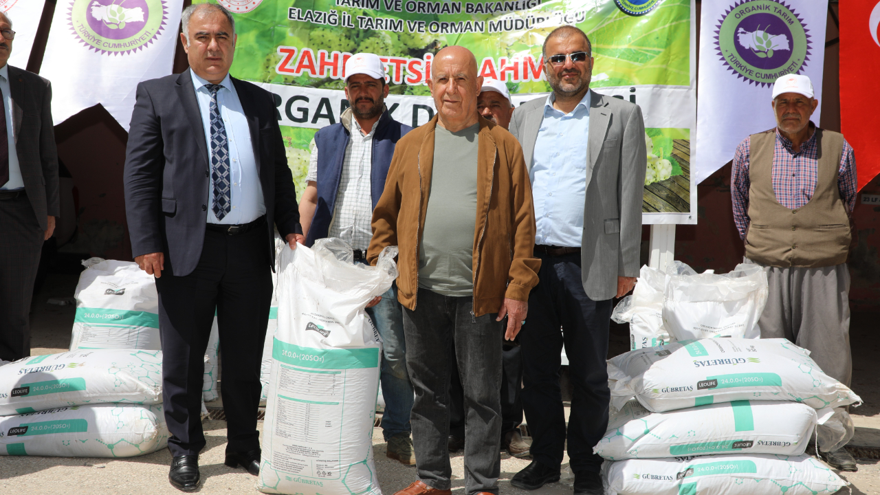 Organik Tarımın Yaygınlaştırılması ve Kontrolü Projesi: Elazığ’da üreticilere 2,5 ton gübre dağıtıldı
