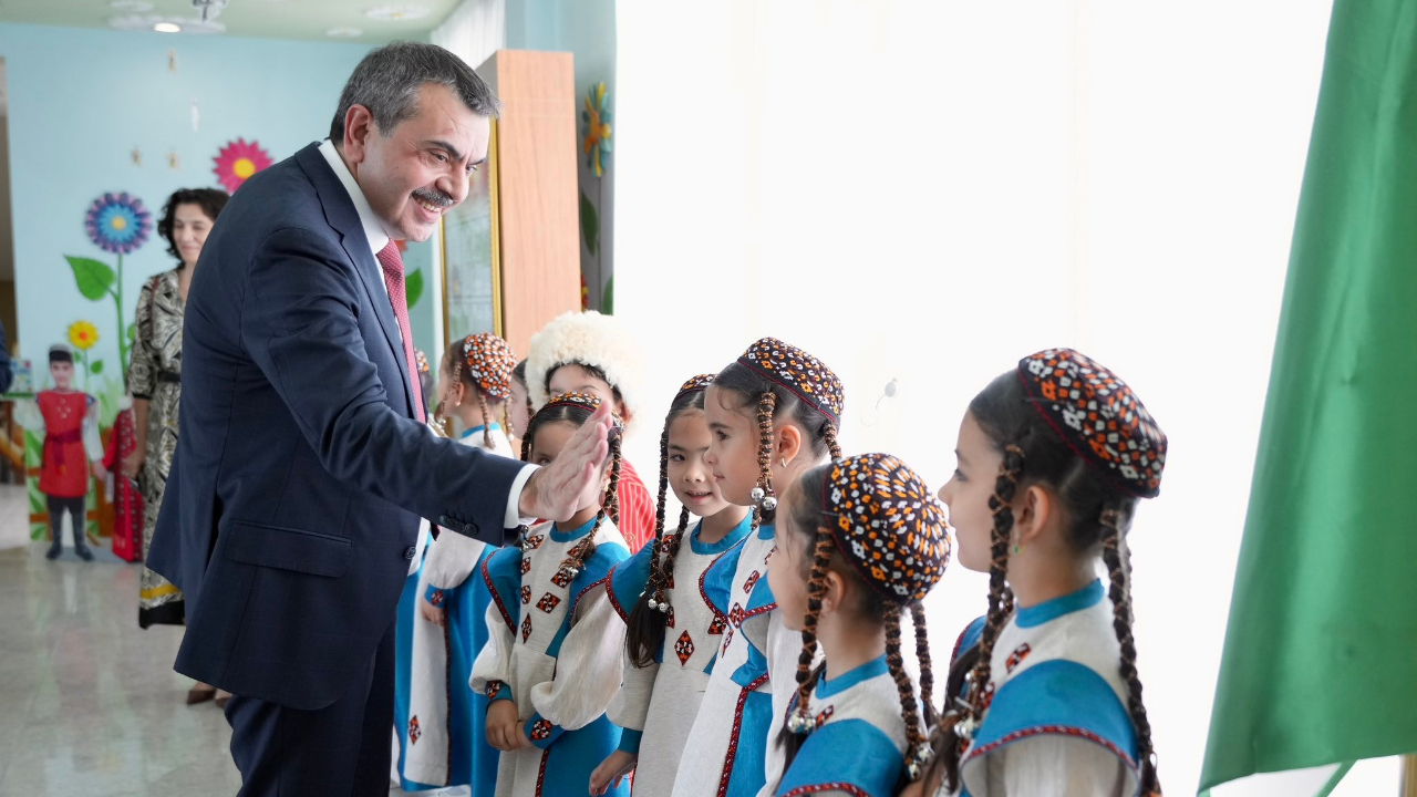 Bakan Tekin, Türkmenistan'da anaokulunu ziyaret etti