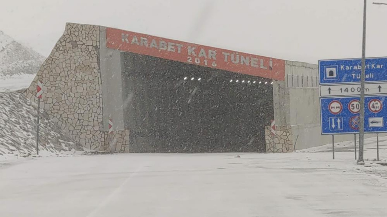 Karabet Geçidi’nde kar yağışı: Sürücüler zor anlar yaşadı