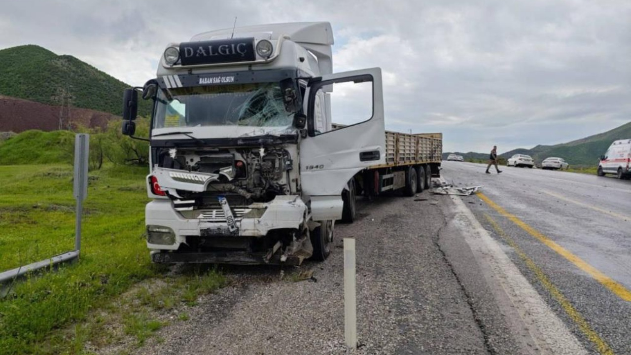 Bitlis’te feci kaza: Tır ile minibüs çarpıştı, 1 ölü, 2 yaralı