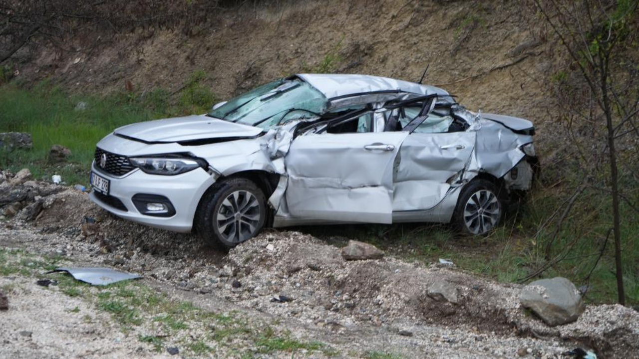 Burdur-Isparta yolunda feci kaza: Tır dorsesi otomobile çarptı, 4 yaralı