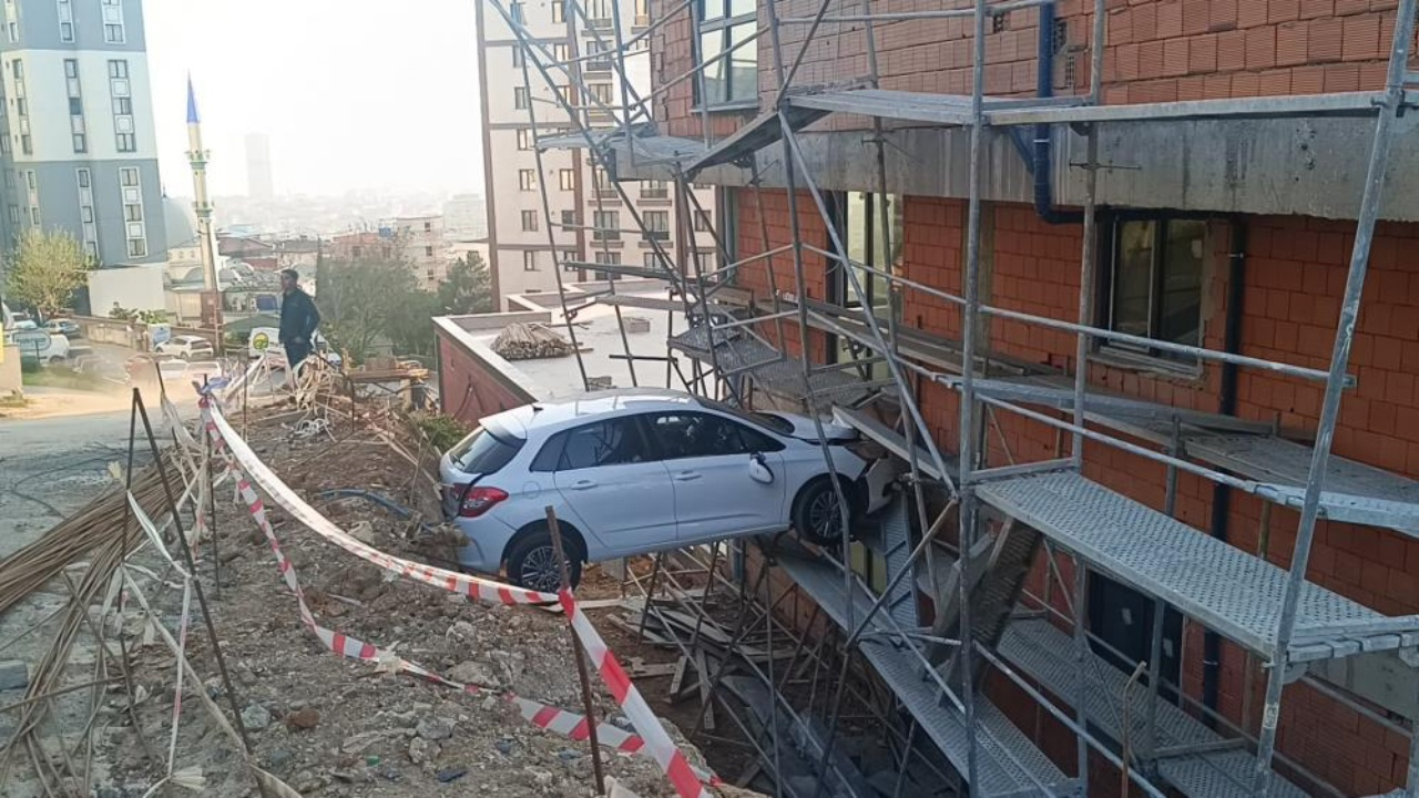 Kartal’da korkutan kaza: Otomobil istinat duvarında asılı kaldı, 4 kişi kurtarıldı