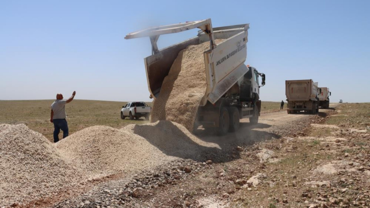 Şanlıurfa’da kırsal yol çalışmaları sürüyor: Akçakale’de 4 kilometrelik yenileme