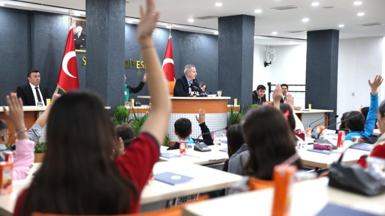 Sivas’ta 23 Nisan coşkusu: Belediye meclisi çocuklara emanet