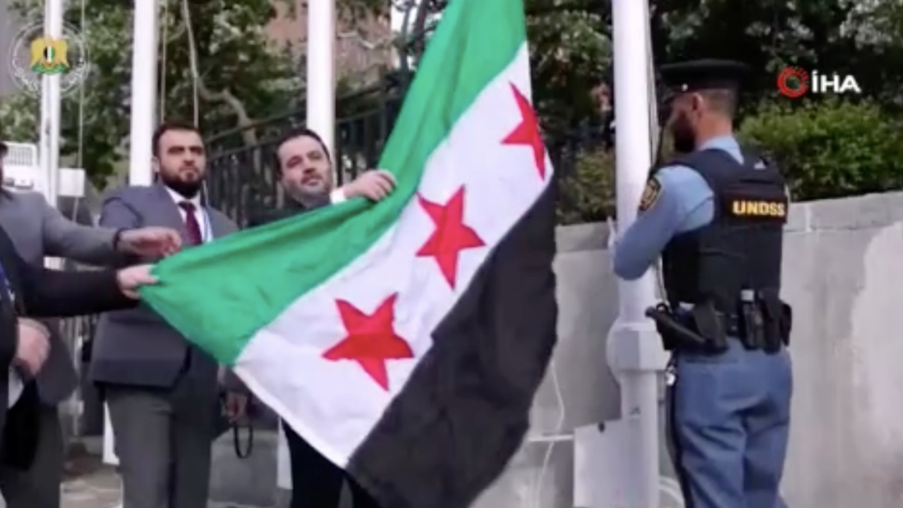 Suriye’nin yeni bayrağı BM’de göndere çekildi: Halkımızın iradesi temsil ediliyor