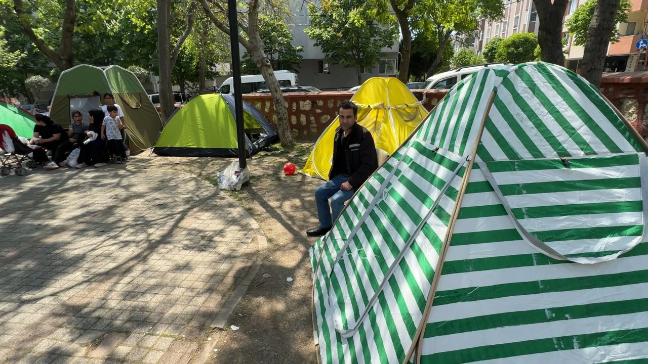 Avcılar'da evlerine girmekten çekinenler çadırlarda kalmaya devam ediyor