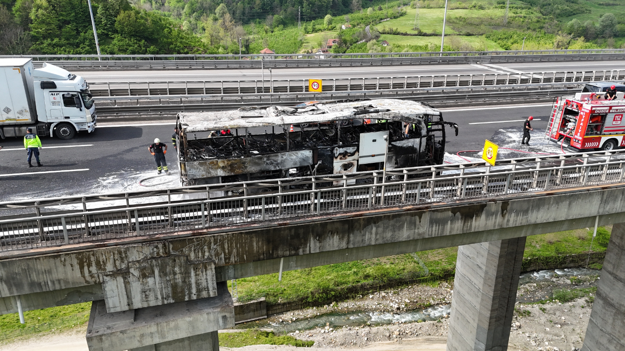 Bolu Dağı'nda seyir halindeki yolcu otobüsü alev alev yandı, 33 yolcu tahliye edildi