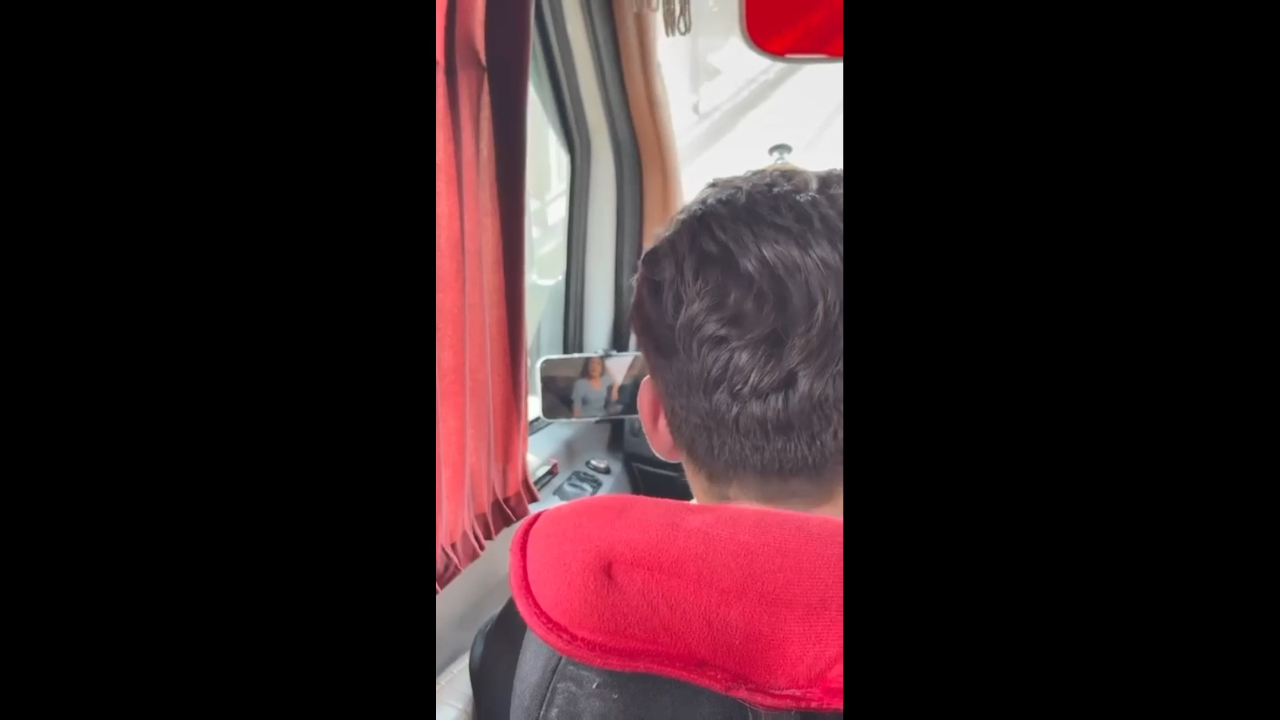 Minibüs sürerken film keyfi! Eskişehirli sorumsuz şoföre cezası kesildi