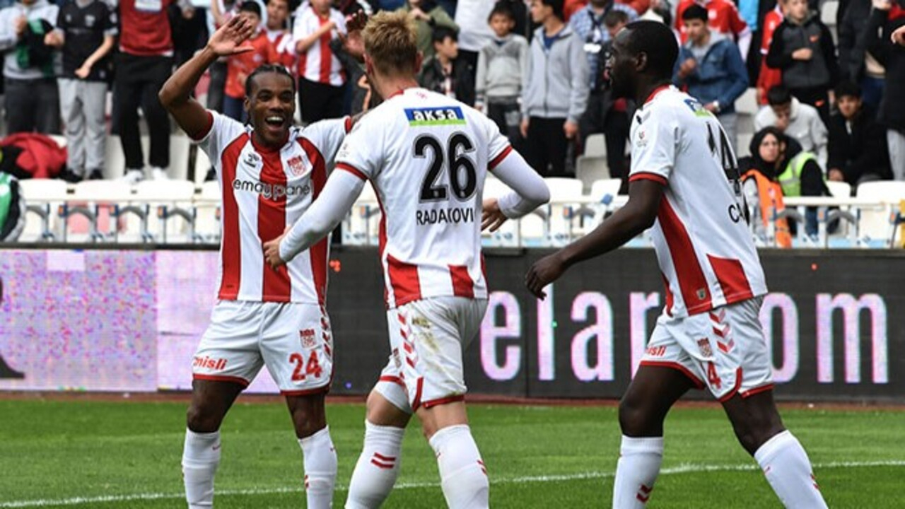 Sivasspor Antalyaspor'a geçit vermedi, evinde umut tazeledi (Sivasspor 2 - 0 Antalyaspor | Maçın özeti)