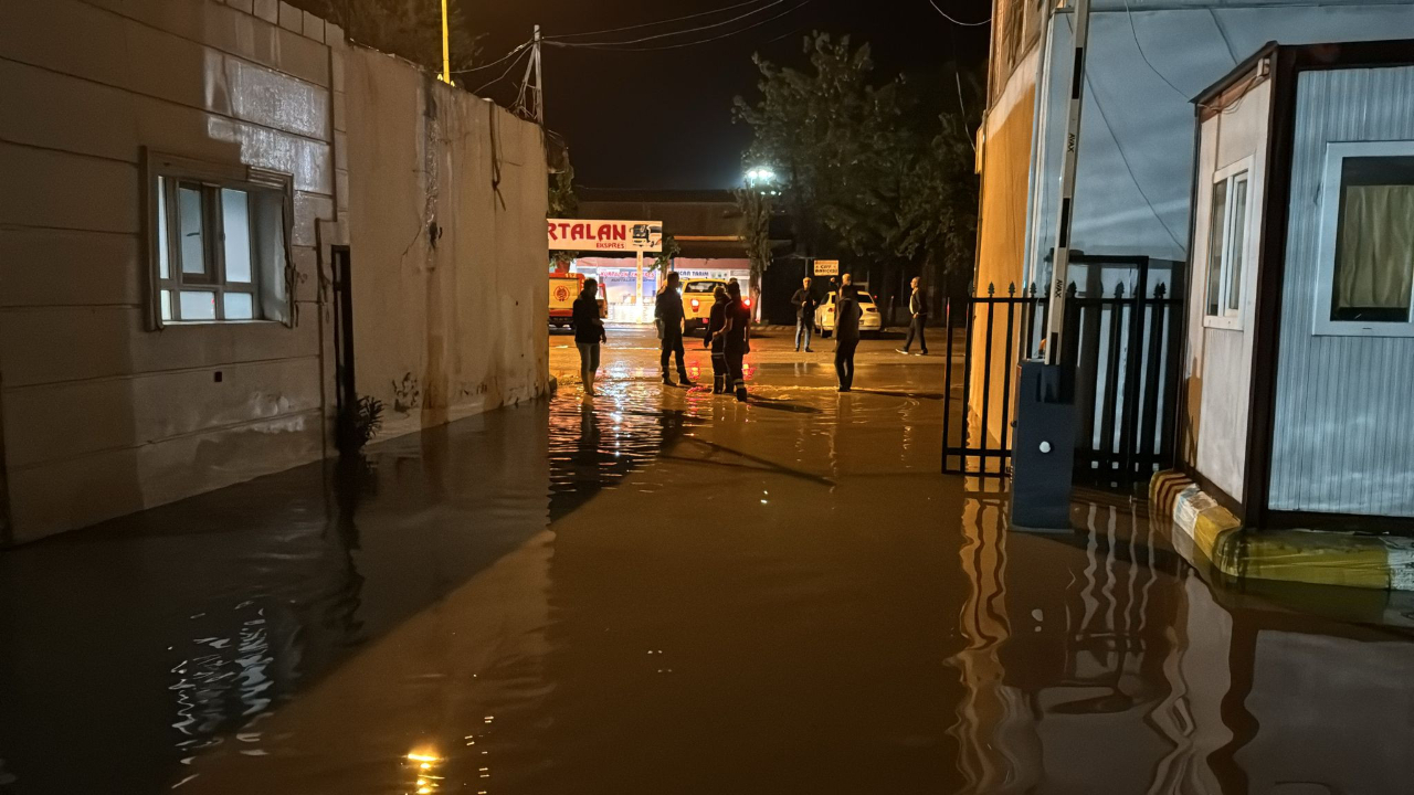 Meteoroloji uyarmıştı! Siirt'te etkili olan şiddetli yağış su baskınlarına neden oldu