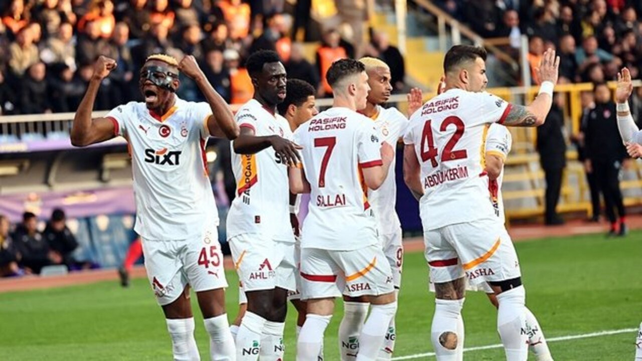 Galatasaray yıldızlarıyla kazandı, zirvede farkı yeniden açtı (Eyüpspor 1 - 5 Galatasaray | Maçın özeti)