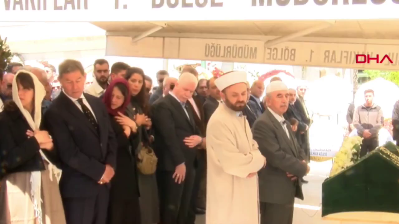 Teşvikiye Camii'nde dikkat çeken görüntü! Boyner'in kızları ön safta namaza durdu imam sessiz kaldı