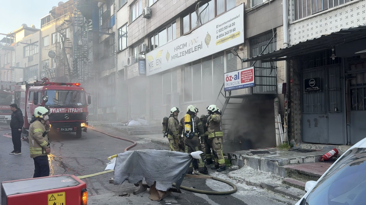Bayrampaşa’da iplikçi dükkanında yangın paniği