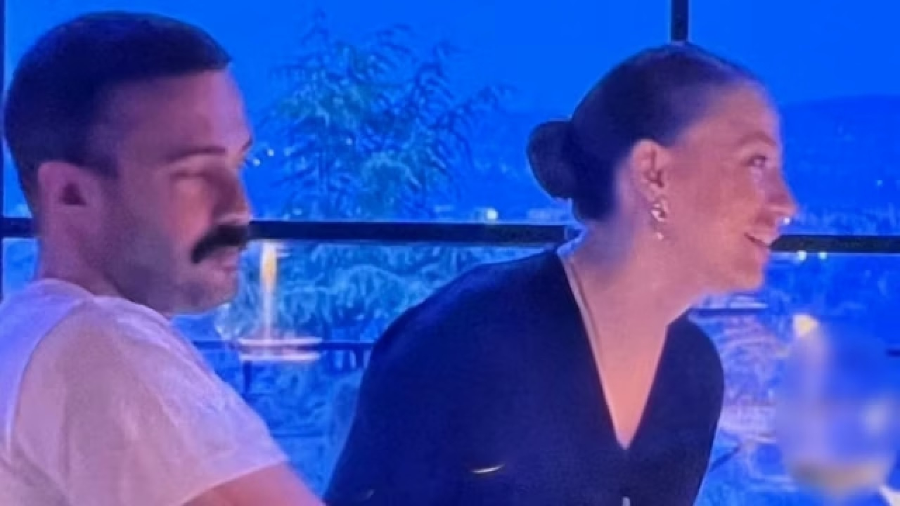 Aşk tazelediler! Serenay Sarıkaya ve Mert Demir romantik akşam yemeğinde görüntülendi