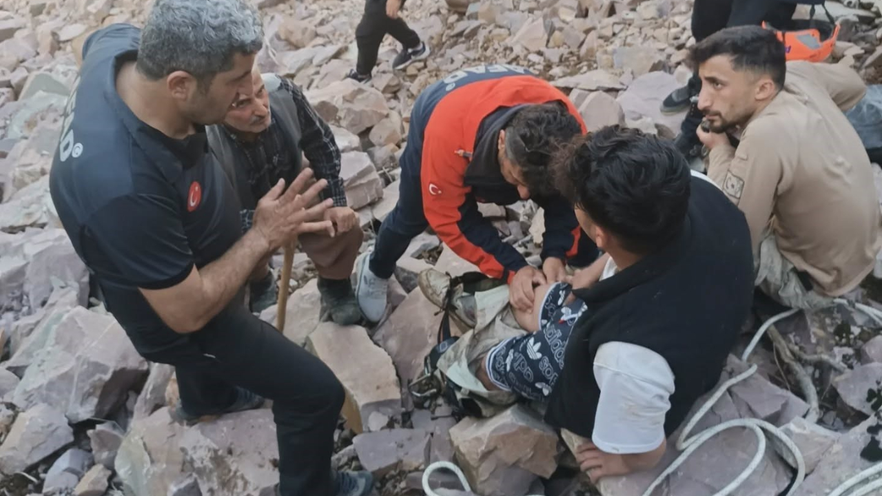 Hakkari’de mucize kurtarma! Dağda mahsur kalan genci AFAD kurtardı