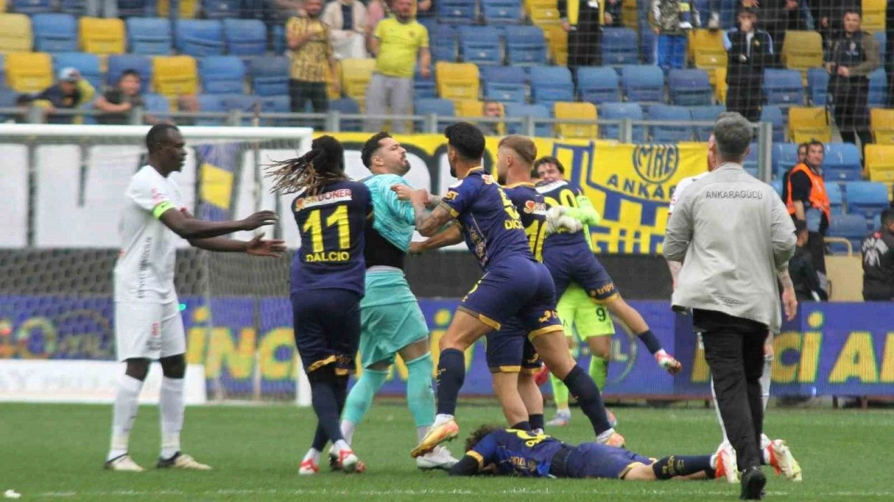 1. Lig'de ortalık karıştı: Futbolcular bir anda birbirine girdi!