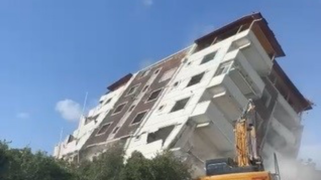 Hatay’da ağır hasarlı bina yıkıldı! 7 katlı yapı yerle bir