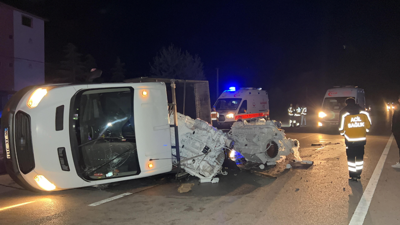 Burdur-Antalya karayolunda korkutan kaza! Tekne motoru yüklü kamyonet devrildi! 2 kişi yaralandı